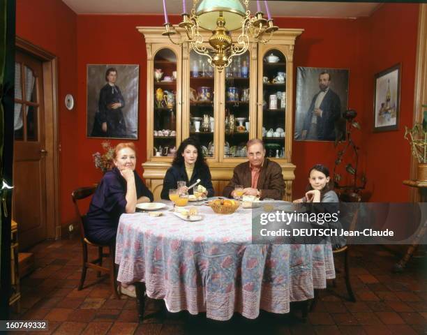 Rendezvous With Michel Serrault With Familly. Michel SERRAULT déjeunant dans la salle à manger de sa maison de NEUILY avec son épouse Nita, leur...