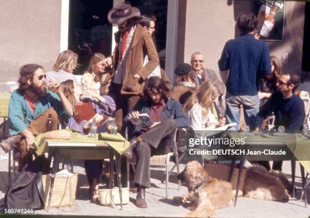 Ibiza. Groupe de hippies, les 'peluts' à la terrasse d'un café à IBIZA.