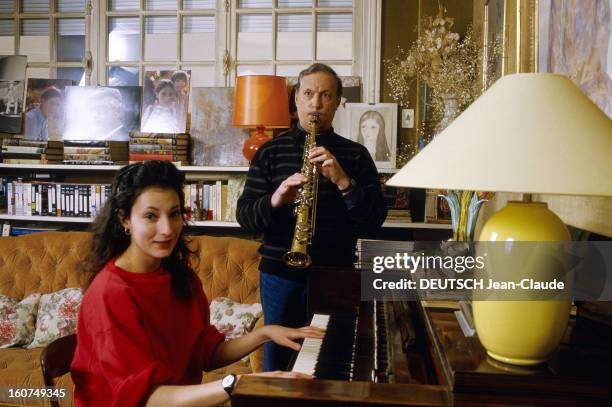 Rendezvous With Michel Serrault In Neuilly. Michel SERRAULT chez lui à Neuilly, jouant de la musique en duo avec sa fille Nathalie, lui à la...