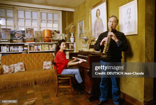 Rendezvous With Michel Serrault In Neuilly. Michel SERRAULT chez lui à Neuilly, jouant de la musique en duo avec sa fille Nathalie, lui à la...