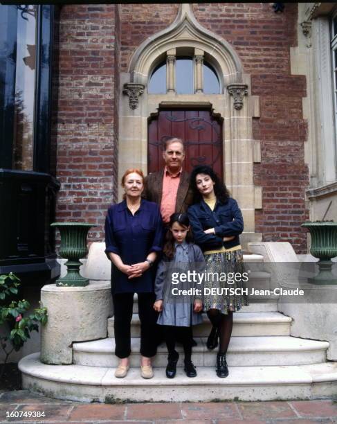 Rendezvous With Michel Serrault With Familly. Michel SERRAULT sur le perron de sa maison de Neuilly avec son épouse Nita, sa fille Nathalie, qui joue...