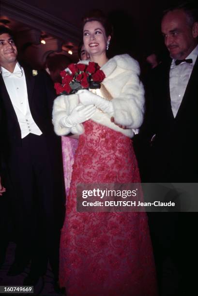 Gala Of The Union Of Artists 1966. Paris - 21 mars 1966 - Au Palais Garnier, portrait de la Princesse GRACE DE MONACO, souriante, vêtue d'une robe de...