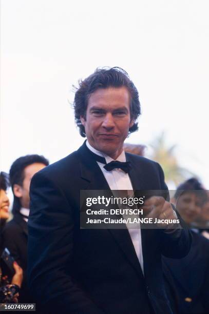 43rd Cannes Film Festival 1990. Le 43ème Festival de CANNES se déroule du 10 au 21 mai : plan de face souriant de Dennis QUAID en smoking noeud...