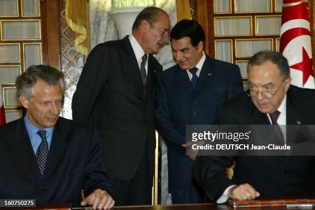 State Visit Of Jacques Chirac In Tunisia. Visite officielle de Jacques CHIRAC en Tunisie 3-4 décembre 2003 : le président CHIRAC s'entretenant avec...