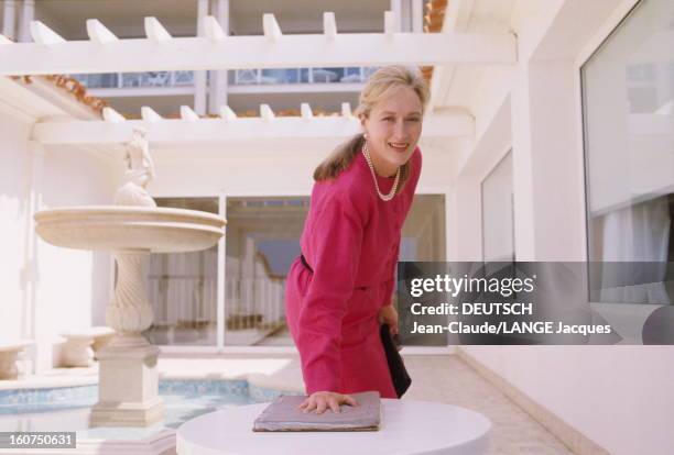 42nd Cannes Film Festival 1989: Meryl Streep. Le 42ème Festival de CANNES se déroule du 11 au 23 mai : attitude souriante de Meryl STREEP laissant...