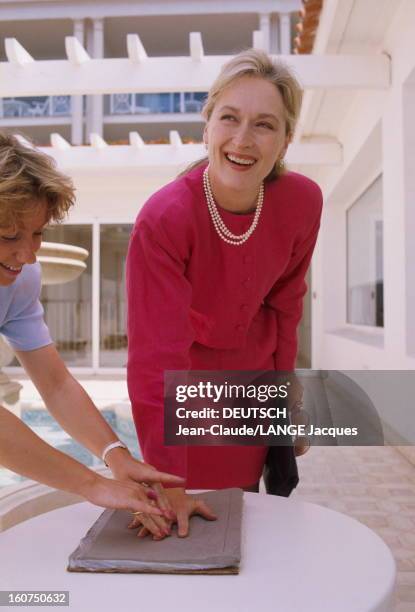 42nd Cannes Film Festival 1989: Meryl Streep. Le 42ème Festival de CANNES se déroule du 11 au 23 mai : attitude souriante de Meryl STREEP laissant...