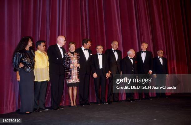 39th Cannes Film Festival 1986: The Jury. Le 39ème Festival de CANNES se déroule du 8 au 19 mai : photo de groupe du jury sur scène devant le rideau...