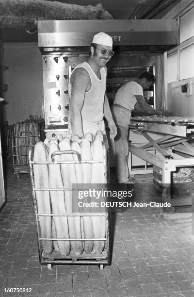 Baker, The Making Of Bread. En France, le 16 septembre 1974, lors d'un reportage sur la fabrication du pain, un boulanger, travaillant dans sa...