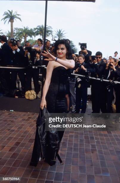 41st Cannes Film Festival 1988. Le 41ème Festival de CANNES se déroule du 11 au 23 mai : arrivée souriante de Béatrice DALLE devant les photographes...