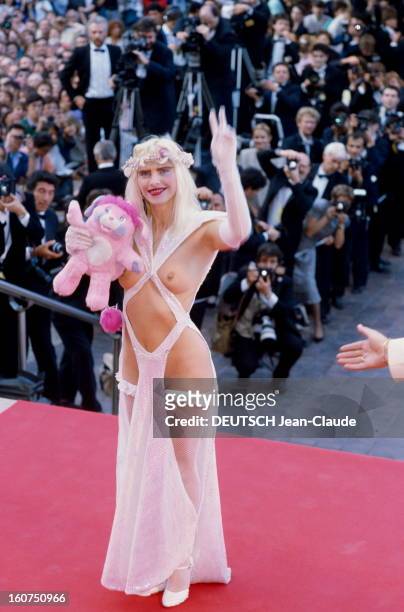 41st Cannes Film Festival 1988. Le 41ème Festival de CANNES se déroule du 11 au 23 mai : attitude souriante de la CICCIOLINA posant en haut des...