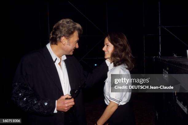 Johnny Hallyday Gives Recital In Colombes. Johnny HALLYDAY et sa compagne Gisèle GALANTE à l'occasion d'un concert à Colombes. Décembre 1987.