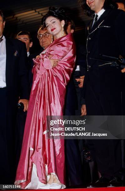 44th Cannes Film Festival 1991: Madonna. Le 44ème Festival de CANNES se déroule du 9 au 20 mai 1991 : attitude souriante souriante de MADONNA drapée...