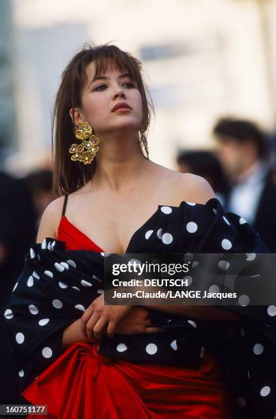 45th Cannes Film Festival 1992: The Opening Gala. Le 45ème Festival de CANNES se déroule du 7 au 18 mai 1992 : plan de trois-quarts de Sophie MARCEAU...