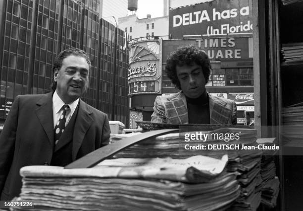 Enrico Macias In New York City. Aux Etats-Unis, à New York City, le 4 octobre 1974, son père Sylvain GHRENASSIA, violoniste, et Enrico MACIAS,...
