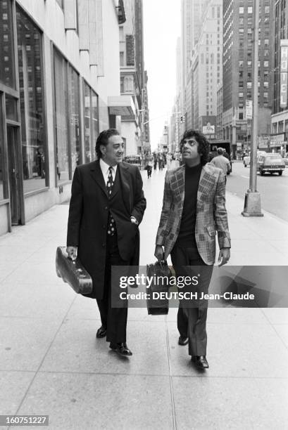 Enrico Macias In New York City. Aux Etats-Unis, à New York City, le 4 octobre 1974, son père Sylvain GHRENASSIA, violoniste, tenant son violon dans...