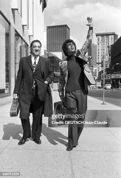 Enrico Macias In New York City. Aux Etats-Unis, à New York City, le 4 octobre 1974, son père Sylvain GHRENASSIA, violoniste, tenant son violon dans...