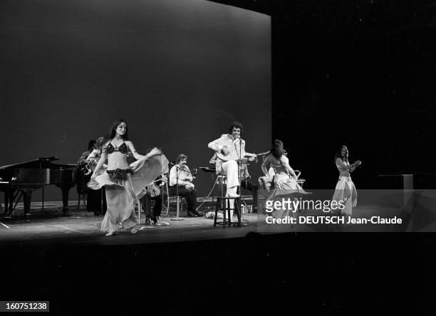 Enrico Macias In New York City. Aux Etats-Unis, à New York City, le 4 octobre 1974, Enrico MACIAS, chanteur, chantant, jouant du luth, sur scène...