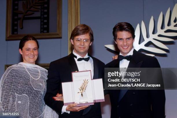 45th Cannes Film Festival 1992: The Winners. Le 45ème Festival de CANNES se déroule du 7 au 18 mai 1992 : Tom CRUISE souriant sur scène aux côtés de...