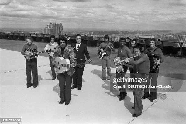 Enrico Macias In New York City. Aux Etats-Unis, à New York City, le 4 octobre 1974, Enrico MACIAS, chanteur, chantant, jouant de la guitare, avec son...