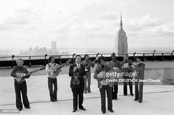 Enrico Macias In New York City. Aux Etats-Unis, à New York City, le 4 octobre 1974, Enrico MACIAS, chanteur, chantant, jouant de la guitare, avec son...