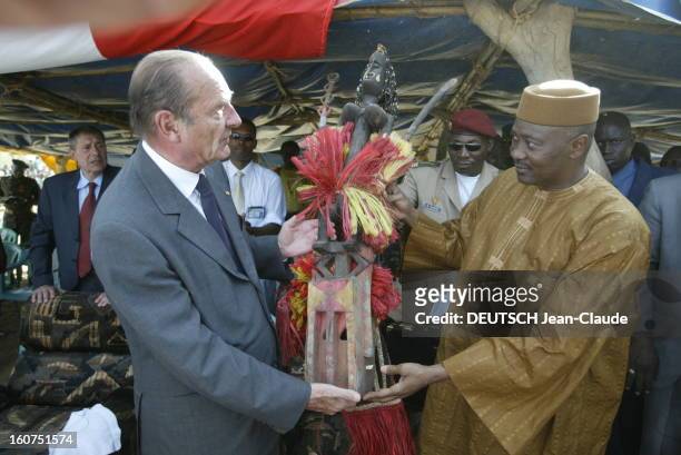 Official Visit Of Jacques Chirac In Mali. Mali - 25 octobre 2003 --- Visite de quatre jours du président Chirac au Mali et au Niger pour soutenir le...