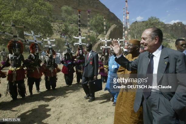 Official Visit Of Jacques Chirac In Mali. Mali - 25 octobre 2003 --- Visite de quatre jours du président Chirac au Mali et au Niger pour soutenir le...