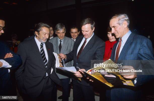 Launch Of The Second Edition Of Russian Paris Match. Saint-Petersbourg - 30 novembre 1991 - Lors de la présentation de la seconde édition russe de...