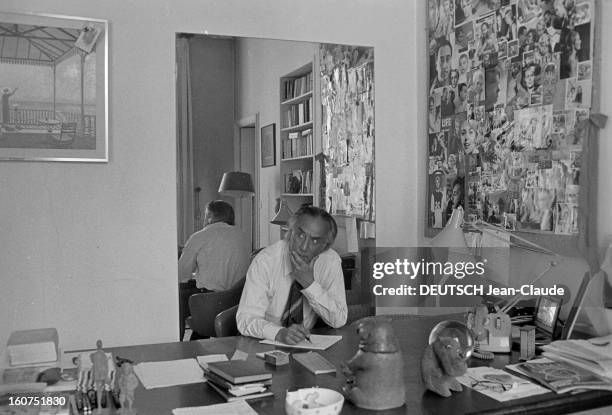 Rendezvous With Romain Gary. A Paris, dans son appartement de la rue du Bac, l'écrivain Romain GARY, assis écrivant à son bureau, aux murs recouverts...