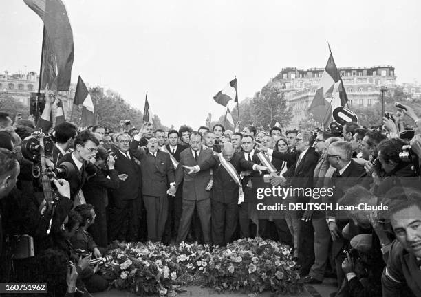 May 68 Events In Paris: Supportive Demonstration For General Gaulle. Paris - 30 mai 1968 - Place de l'Etoile, lors d'une manifestation de soutien au...