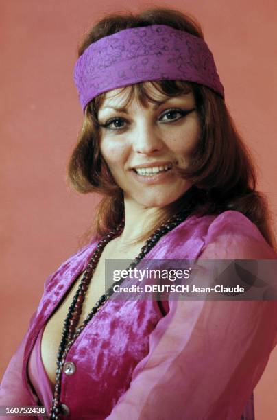 Catherine Rouvel Poses In Studio. France- 1969- Portrait studio de Catherine ROUVEL, actrice française, bandeau de tissu violet ceignat son front,...