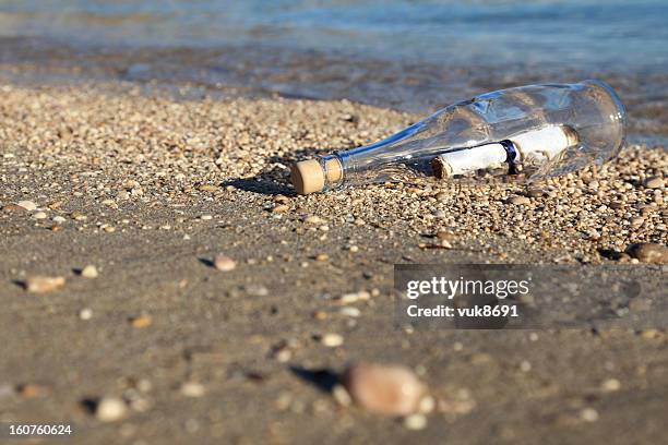 message in a bottle - flaschenpost stock-fotos und bilder