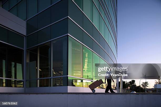 courrier moving boxes from outdoors office - office movers stock pictures, royalty-free photos & images