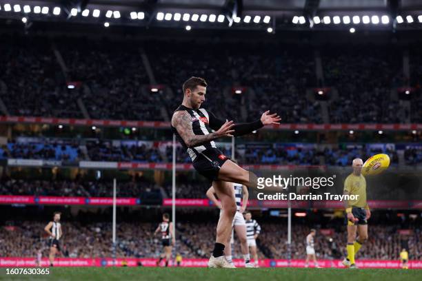 Jeremy Howe of the Magpies kicks for goal during the round 22 AFL match between Collingwood Magpies and Geelong Cats at Melbourne Cricket Ground, on...