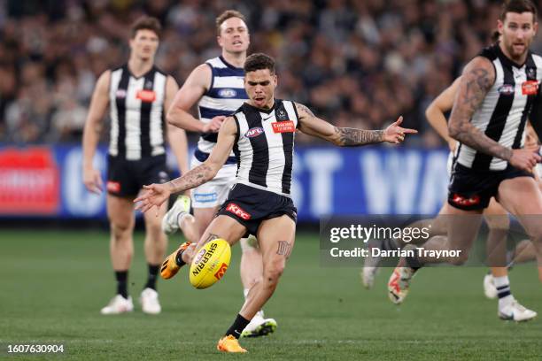 Bobby Hill of the Magpies kicks a goal during the round 22 AFL match between Collingwood Magpies and Geelong Cats at Melbourne Cricket Ground, on...