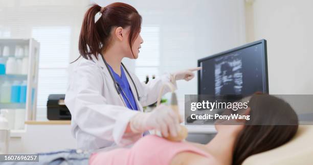 ultraschalluntersuchung der brust einer frau - weibliche brust stock-fotos und bilder