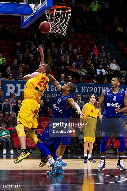 Oostende's Matt Lojeski and Mons' Josh Bostic fight for the ball during the match between Oostende and Mons-Hainaut, a return game of the semi final...