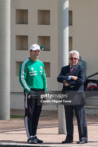 Jose Manuel de la Torre, head coach of México´s national soccer team, talks with Justino Compean, President of Mexican Soccer Federation during a...