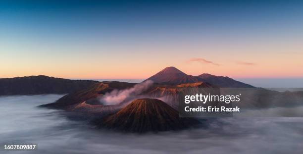 luftbild des sonnenaufgangs in mt. bromo - aktiver vulkan stock-fotos und bilder