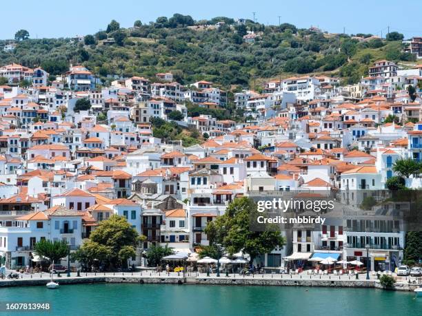 skopelos stadt auf der insel skopelos, griechenland - insel skopelos stock-fotos und bilder