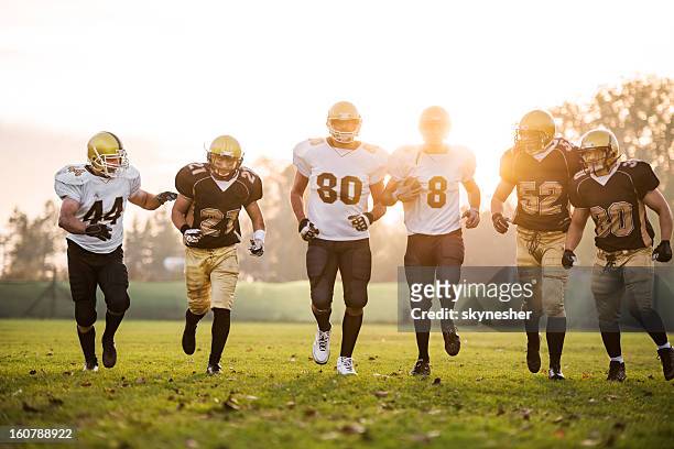 college football players. - american football field fotografías e imágenes de stock