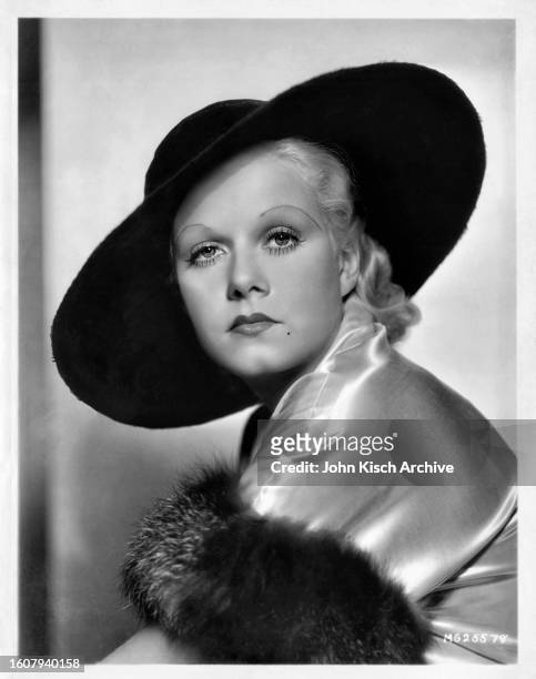 Publicity still of American actress Jean Harlow in a wide-brimmed black hat, 1932.