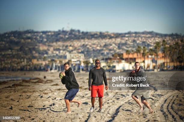 Whitfield Athletix director George Whitfield Jr. Coaches quaterbacks Landry Jones and Johnny McEntee during workout at Mission Beach. San Diego, CA...