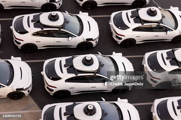 alphabet waymo lagereinrichtung in san francisco - autonome technologie stock-fotos und bilder