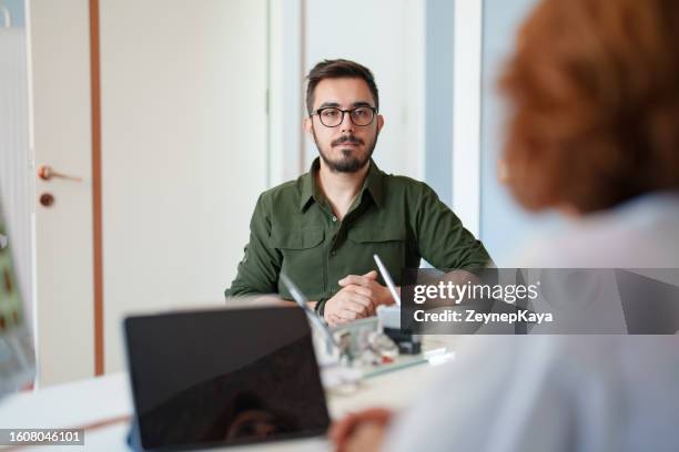 ein patientengespräch in der arztpraxis - osteuropäischer abstammung stock-fotos und bilder