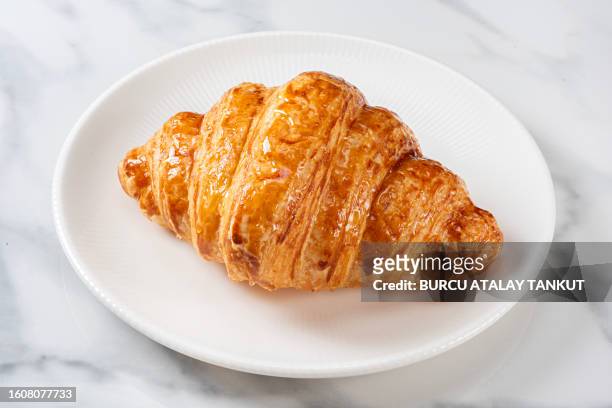 plain croissant - croissant white background imagens e fotografias de stock