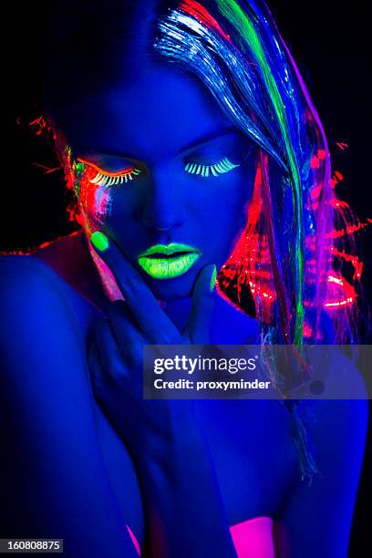 frau porträt mit glühend multi farbige make-up in schwarz, leichtes - neon fluorescent hair stock-fotos und bilder