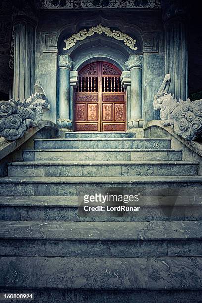 temple entrance - old castle entrance stockfoto's en -beelden