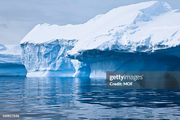 iceberg paradise bay antártida - capa de hielo fotografías e imágenes de stock