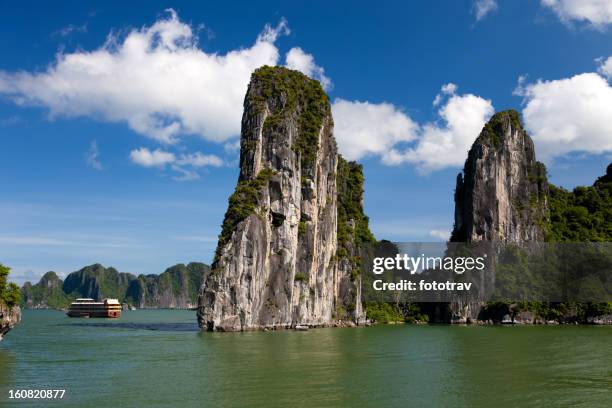 vietnamese junk cruising on halong bay, hanoi, vietnam - junk ship stock pictures, royalty-free photos & images