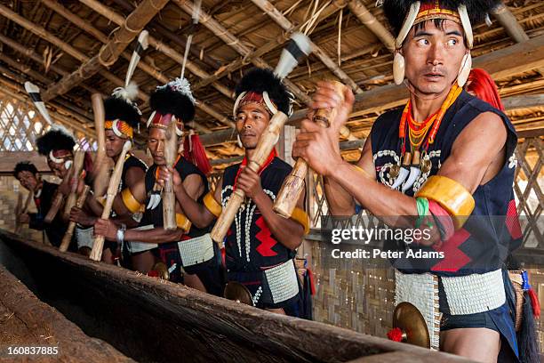 chang tribe beating tribal drum, nagaland, india - india tribal people photos et images de collection